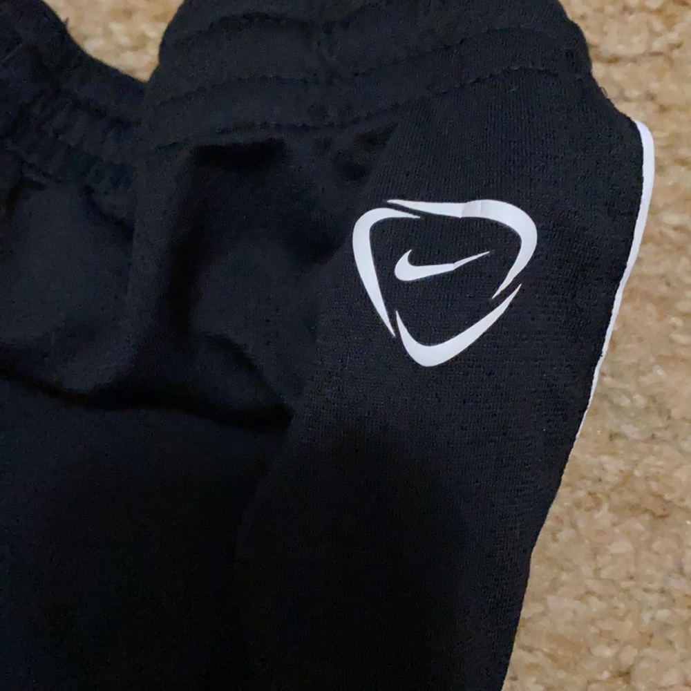 Women’s Nike shorts - Picture 2 of 2